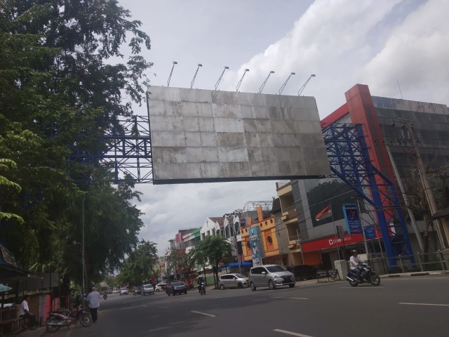 Kontruksi reklame bando di Jalan Pangeran Samudera, Kota Banjarmasin. Pemko Banjarmasin akan membongkar paksa 14 titik reklame bando pada 2019. (Foto: Zahidi/banjarhits.id)