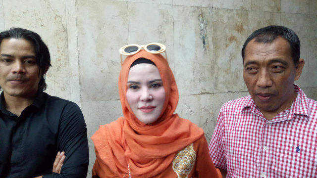 Fiki Alman (kiri), Angel Lelga (tengah) dan Nyoman Rai (kanan) di Ditreskrimum Polda Metro Jaya. Foto: Aria Pradana/kumparan