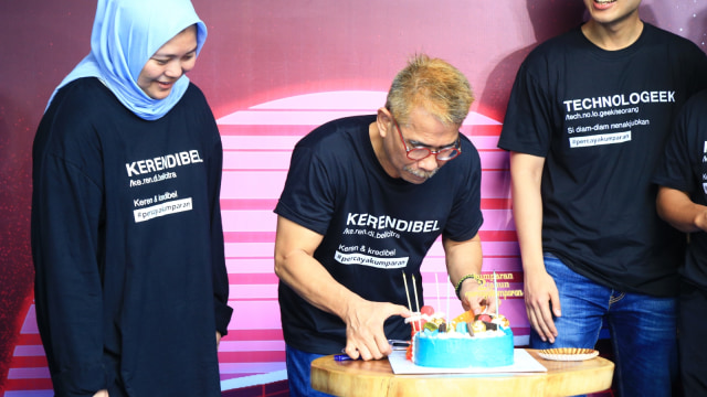 Pemotongan kue ulang tahun oleh Presiden Komisaris kumparan, Budiono Darsono. (Foto: Matheus Marsely/kumparan)