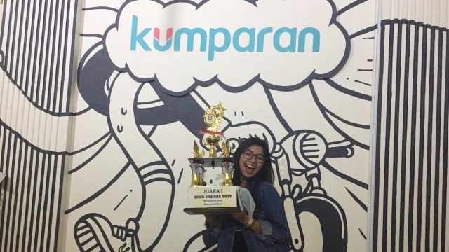 Maria Dwi Anggita, juara ke-1 lomba cerdas cermat dalam perayaan ulang tahun ke-2 kumparan di Kantor kumparan di Jalan Jati Murni, No 1A, Jati Padang, Jakarta Selatan.  (Foto: Muhammad Fadli Rizal/kumparan)