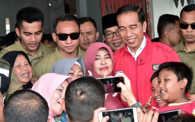 Presiden Jokowi (jaket merah) bersama warga (Foto: Dok. Biro Pers Setpres)