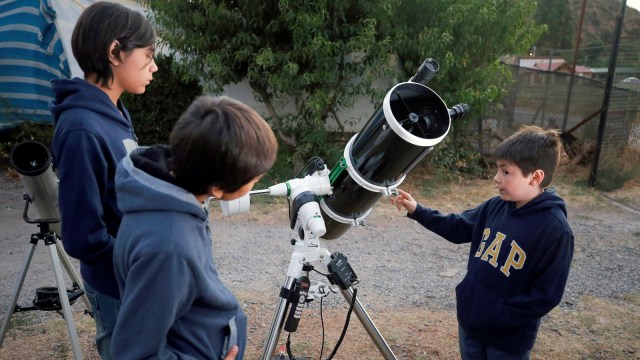 Ricardo Barriga, saat mengajar astronomi. (Foto: REUTERS/Rodrigo Garrido)
