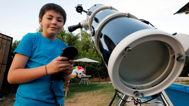 Ricardo Barriga, berfoto dengan teleskop di belakang rumahnya di Pirque, Chili (Foto: REUTERS/Rodrigo Garrido)