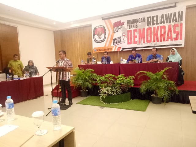 KPU Kota Banjarmasin menetapkan 55 orang Relawan Demokrasi di Hotel Treepark, Jumat (18/1). (Foto: Reska Meiliyanti/banjarhits.id)