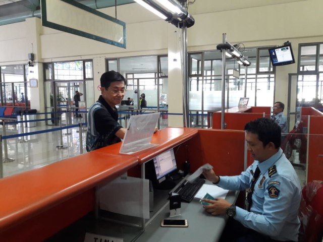 Petugas imigrasi memeriksa dokumen keimigrasian WNA di Pelabuhan Trisakti, Banjarmasin. (Foto: istimewa/ banjarhits.id)
