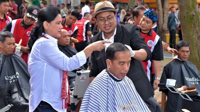 Presiden Joko Widodo menghadiri acara cukur rambut massal didampingi Ibu Negara Iriana Jokowi di kawasan Area Wisata Situ Bagendit, Kabupaten Garut. (Foto: Presidential Palace/Agus Suparto)