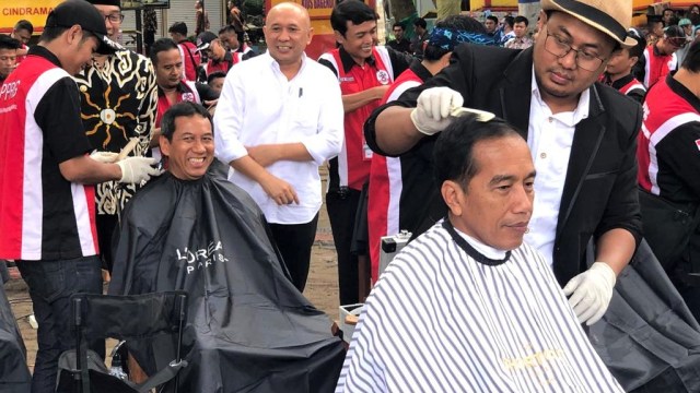 Presiden Joko Widodo menghadiri acara cukur rambut massal di kawasan Area Wisata Situ Bagendit, Kabupaten Garut. (Foto: Dok. Istimewa)