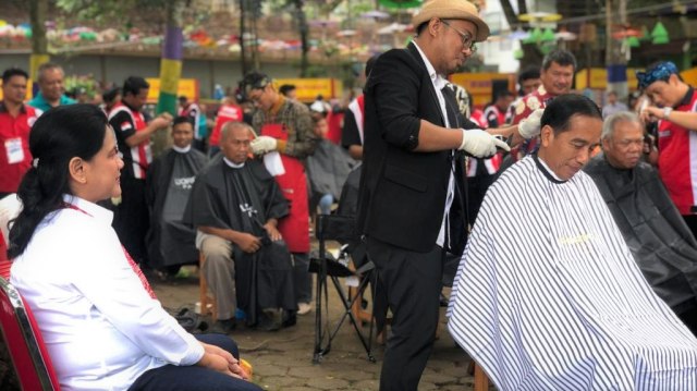 Presiden Joko Widodo menghadiri acara cukur rambut massal didampingi Ibu Negara Iriana Jokowi di kawasan Area Wisata Situ Bagendit, Kabupaten Garut. (Foto: Dok. Istimewa)
