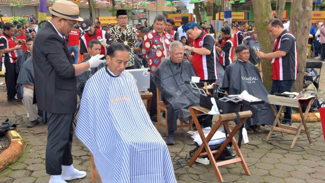 Presiden Joko Widodo menghadiri acara cukur rambut massal di kawasan Area Wisata Situ Bagendit, Kabupaten Garut, Sabtu (19/1). (Foto: Presidential Palace/Agus Suparto)