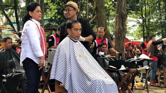 Presiden Joko Widodo menghadiri acara cukur rambut massal didampingi Ibu Negara Iriana Jokowi di kawasan Area Wisata Situ Bagendit, Kabupaten Garut. (Foto: Dok. Istimewa)