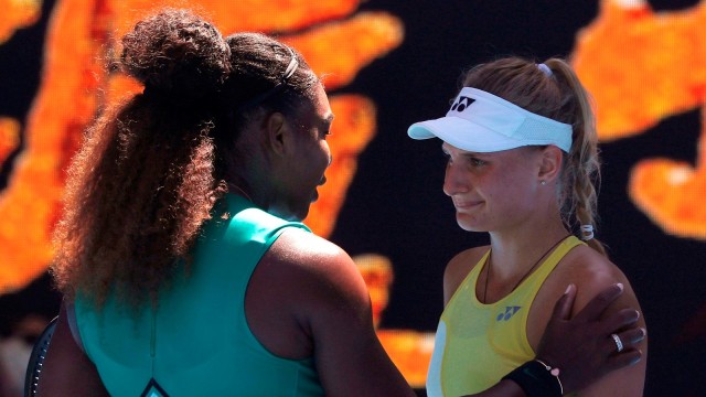 Serena menghibur Dayana Yastremska usai laga. (Foto: Reuters/Edgar Su)