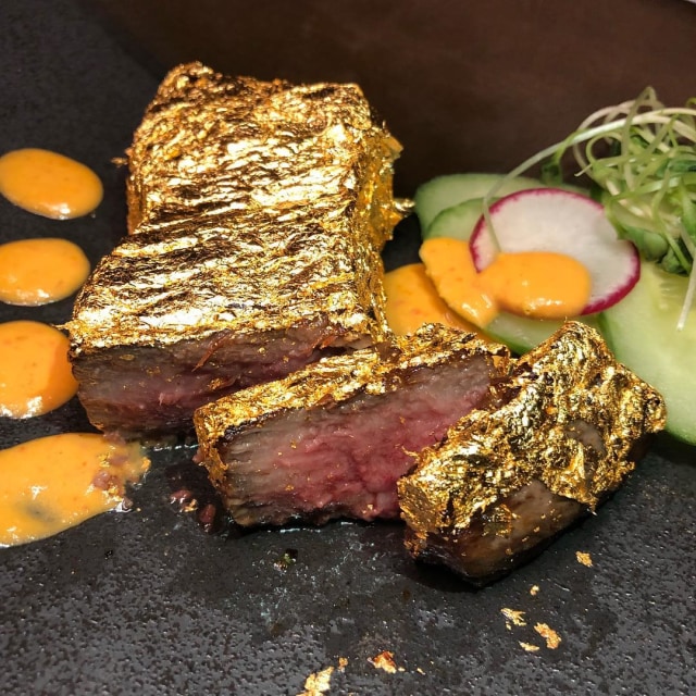 Steak berlapis emas (Foto: Instagram/ @212steakhouse)