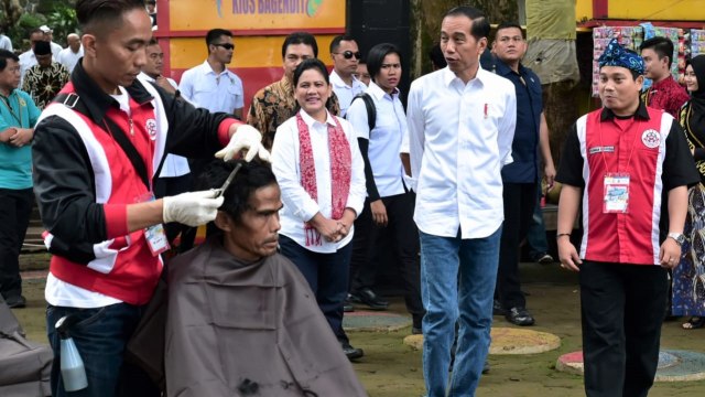 Presiden Joko Widodo menghadiri acara cukur rambut massal didampingi Ibu Negara Iriana Jokowi di kawasan Area Wisata Situ Bagendit, Kabupaten Garut. (Foto: Dok. Biro Pers Setpres)