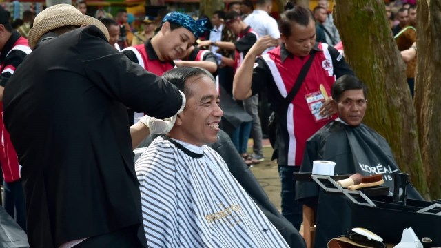 Presiden Joko Widodo menghadiri acara cukur rambut massal di kawasan Area Wisata Situ Bagendit, Kabupaten Garut. (Foto: Dok. Biro Pers Setpres)