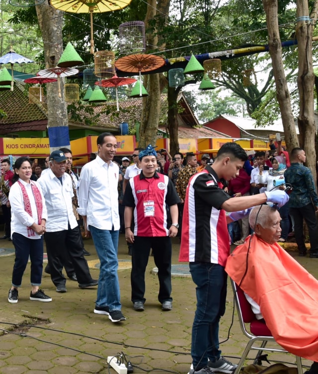 Presiden Joko Widodo menghadiri acara cukur rambut massal di kawasan Area Wisata Situ Bagendit, Kabupaten Garut. (Foto: Dok. Biro Pers Setpres)