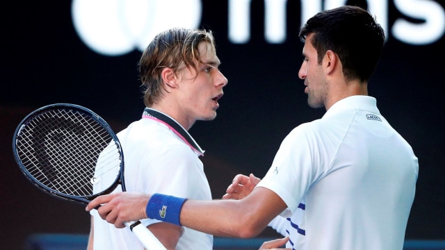 Novak Djokovic dan Denis Shapovalov bersalaman usai bertanding. (Foto: Reuters/Edgar Su)