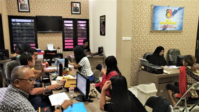 Pemeriksaan Polda Jatim terhadap 48 terapis yang diamankan di 6 panti pijat plus-plus di Kediri, Jawa Timur. (Foto: Dok. Istimewa)