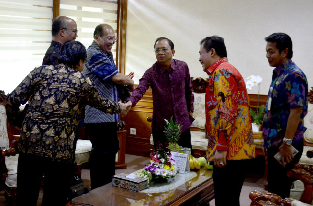 Gubernur Bali Wayan Koster saat menerima Direktur Perusa dan PT Great Giant Apple, Jum'at (18/1)