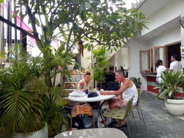 Waragas asing banyak pula yang mencicipi makan di warung milik Tamara, Sabtu (19/1) - kanalbali/LSU