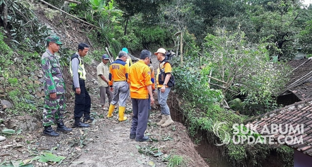 Peninjauan lokasi pergerakan tanah di Desa Loji, Simpenan, Kab Sukabumi. | Sumber Foto:Nandi
.