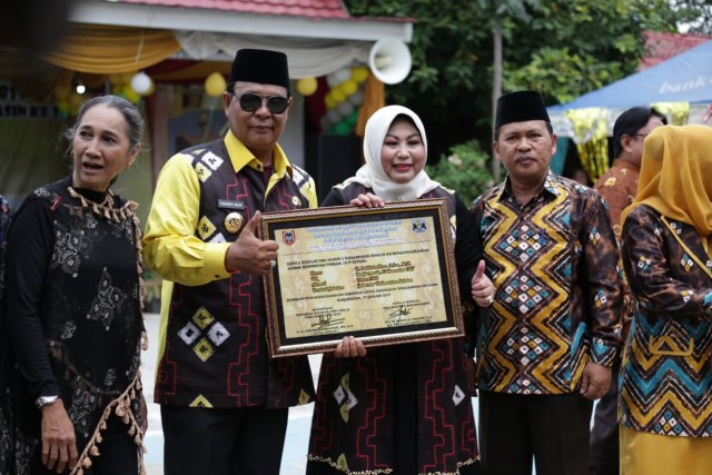 Gubernur Kalsel Sahbirin Noor didampingi istrinya Hj Raudatul Jannah ketika menerima alumni berprestasi SMAN 5 Banjarmasin. (Foto: Humpro Setdaprov Kalsel)