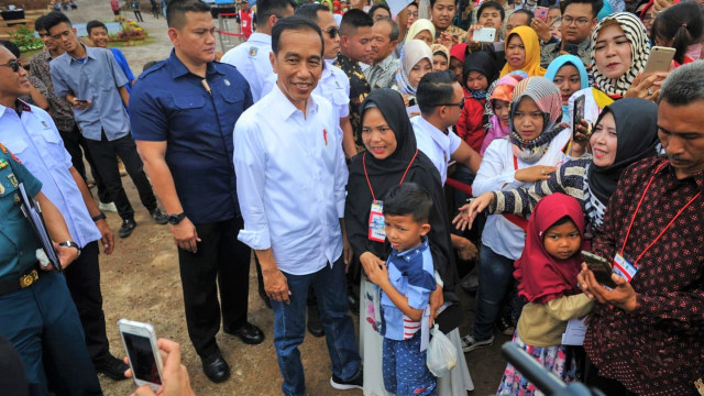 Presiden Jokowi berswafoto bersama warga setempat saat meresmikan rumah komunitas, di Garut, Jawa Barat. Foto: Dok. Biro Pers Setpres