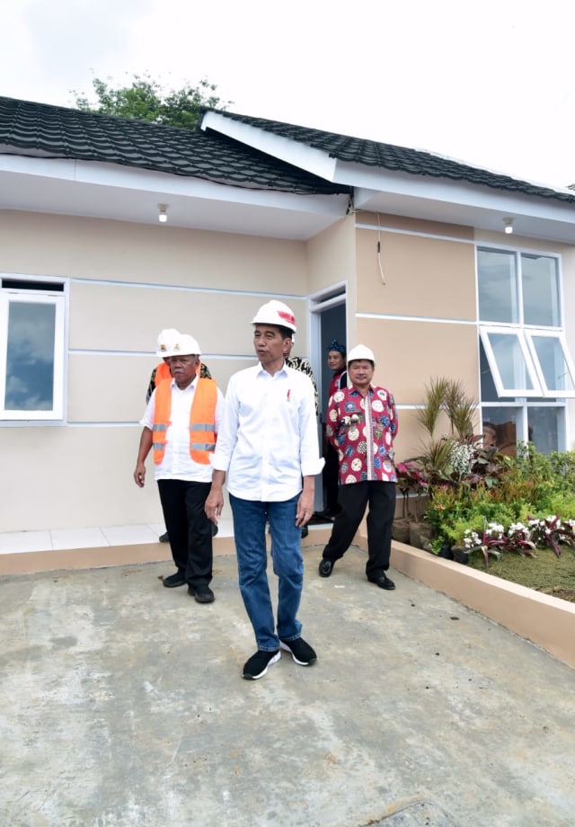 Presiden Jokowi usai meninjau rumah komunitas yang telah diresmikan, di Garut, Jawa Barat. (Foto: Dok. Biro Pers Setpres)