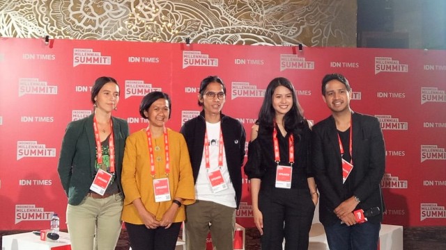 Maudy Ayunda bersama pembicara di acara 'Indonesia Millennial Summit 2019' (Foto: DN Mustika Sari/kumparan.)