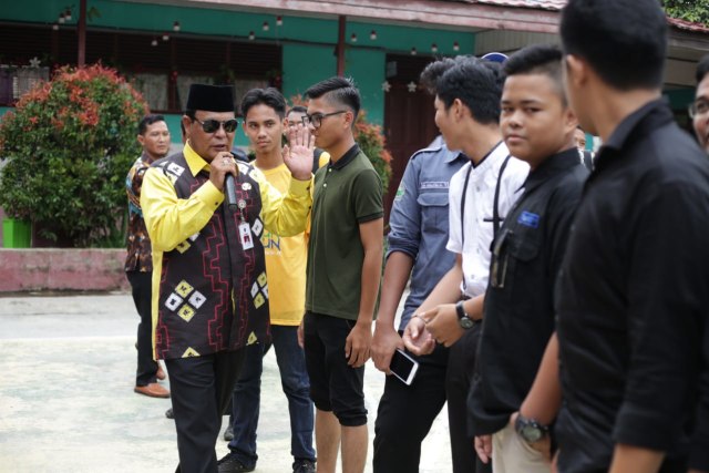 Gubernur Kalsel Sahbirin Noor ketika menyodorkan kuis ke pelajar SMAN 5 Banjarmasin, Sabtu (19/1/2019). (Foto: Humpro Setdaprov Kalsel)