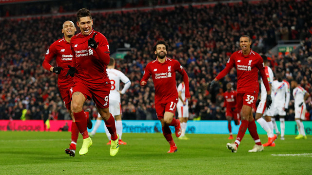 Pemain-pemain Liverpool merayakan gol Firmino ke gawang Palace. (Foto: REUTERS/Phil Noble)