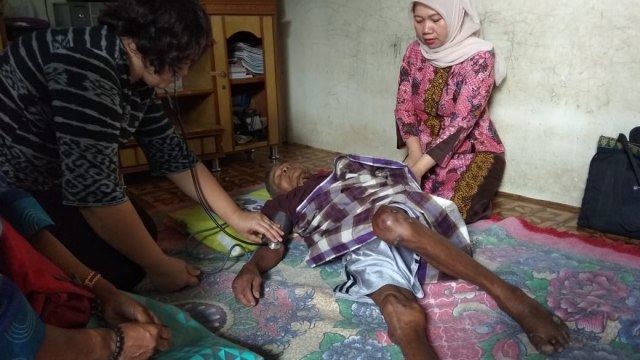 Abdul Jalil saat diperiksa tim kesehatan dari puskesmas setempat. (Foto: Dok. Istimewa)