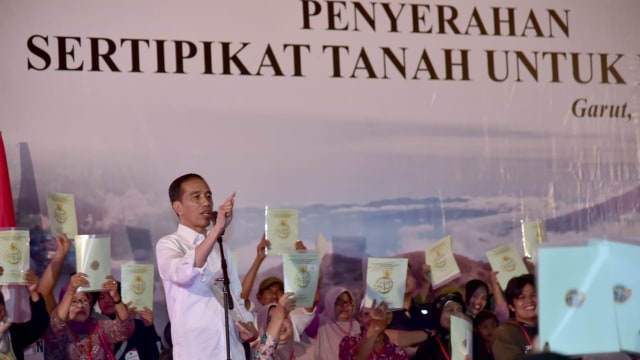 Jokowi bagikan sertifikat tanah di Garut. (Foto: Dok. Biro Pers Setpres)