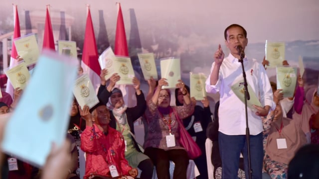 Jokowi bagikan sertifikat tanah di Garut. (Foto: Dok. Biro Pers Setpres)