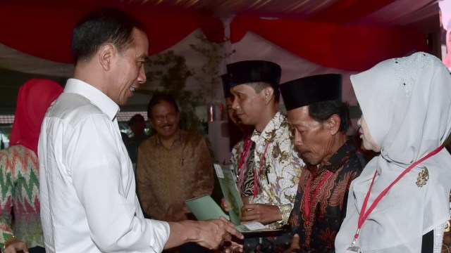 Jokowi bagikan sertifikat tanah di Garut. (Foto: Dok. Biro Pers Setpres)