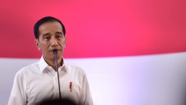 Jokowi bagikan bantuan PKH (Program Keluarga Harapan) di Garut. (Foto: Dok. Biro Pers Setpres)