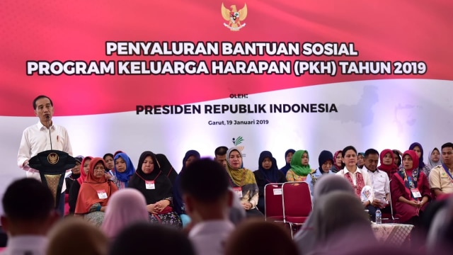 Jokowi bagikan bantuan PKH (Program Keluarga Harapan) di Garut. (Foto: Dok. Biro Pers Setpres)