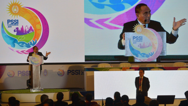 Ketua Umum PSSI Edy Rahmayadi (kiri) menyampaikan pidatonya didampingi Wakil Ketua Umum PSSI Djoko Driyono dalam pembukaan Kongres PSSI 2019 di Nusa Dua, Bali, Minggu (20/1/2019).  (Foto: ANTARA FOTO/Nyoman Budhiana)