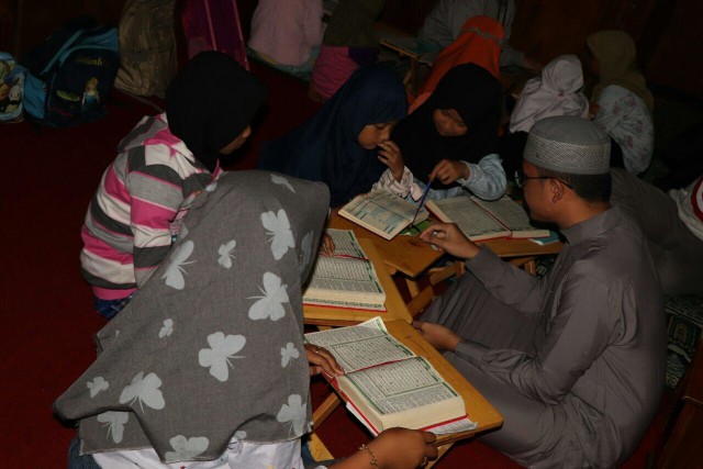 Dengan penerangan yang minim, anak-anak Suku Tengger tetap antusias belajar Alquran. (Foto: Gashendo/Daarul Qur'an)