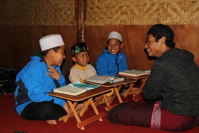 Santri Daarul Qur'an mengajar ngaji anak-anak Suku Tengger dengan penuh keceriaan. (Foto: Gashendo/Daarul Qur'an)
