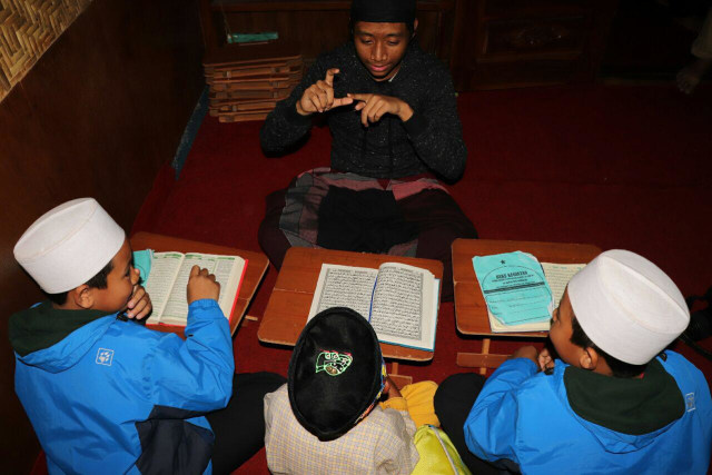 Antusiasme santri Daarul Qur'an mengajar ngaji anak-anak Suku Tengger (Foto: Gashendo/Daarul Qur'an)