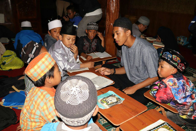Dengan peralatan sederhana, Daarul Qur'an mengajar ngaji anak-anak Suku Tengger dengan telaten. (Foto: Gashendo/Daarul Qur'an)