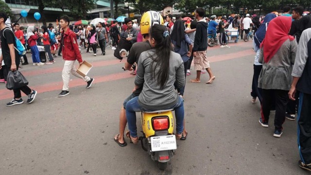 Warga mengendarai Migo e-bike pada Car Free Day di kawasan Bundaran HI, Jakarta, Minggu (20/1). (Foto: Irfan Adi Saputra/kumparan )