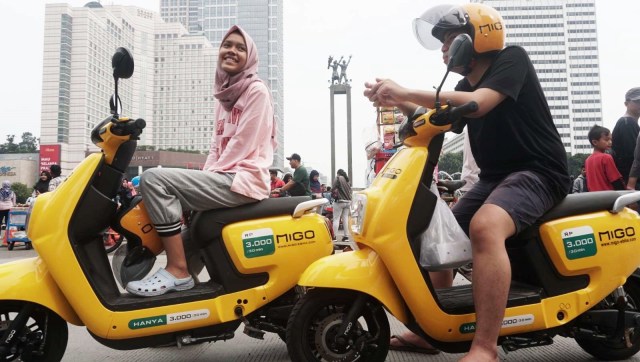 Warga mengendarai Migo e-bike pada Car Free Day di kawasan Bundaran HI, Jakarta, Minggu (20/1). (Foto: Irfan Adi Saputra/kumparan )