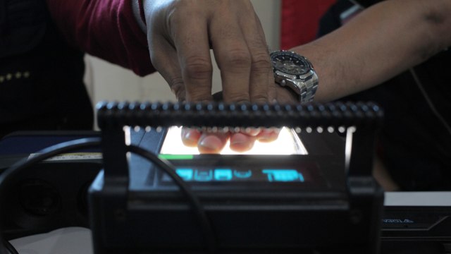 Petugas memeragakan pembuatan KTP-el di Dirjen Dukcapil Kemendagri, Jakarta Selatan, Minggu (20/1). (Foto: Jamal Ramadhan/kumparan)