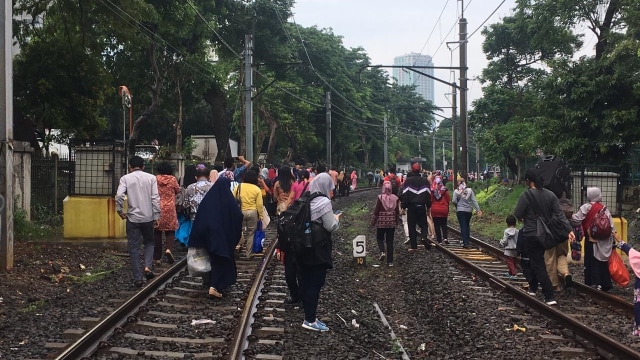 Sejumlah penumpang KRL Commuter Line turun dari kereta akibat gangguan listrik.  (Foto: Alfonsa Sheila Widyatna/kumparan)
