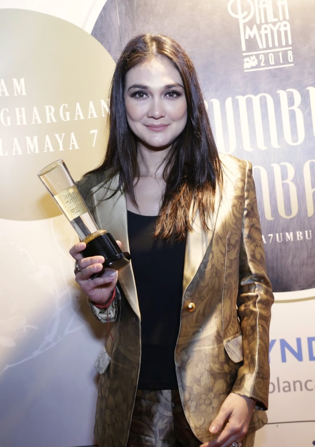 Artis Luna Maya saat memperlihatkan Piala Maya di acara malam penghargaan Piala Maya 7 di Hotel Whyndam Casablanca, Jakarta, Sabtu (19/1). Foto: Ronny/kumparan