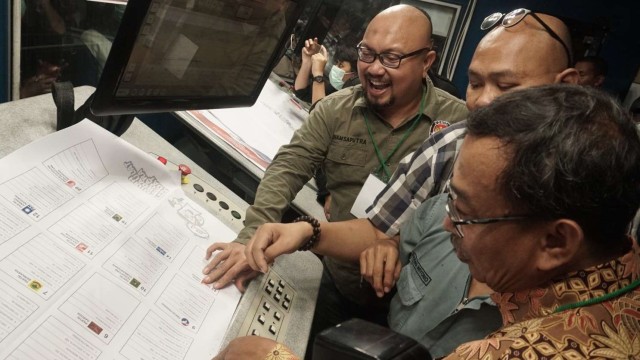Proses cetak perdana logistik Surat Suara Pemilu 2019 di Gedung Kompas Gramedia Jalan Palmerah Selatan, Jakarta, Minggu (20/1/2019). (Foto: Irfan Adi Saputra/kumparan)