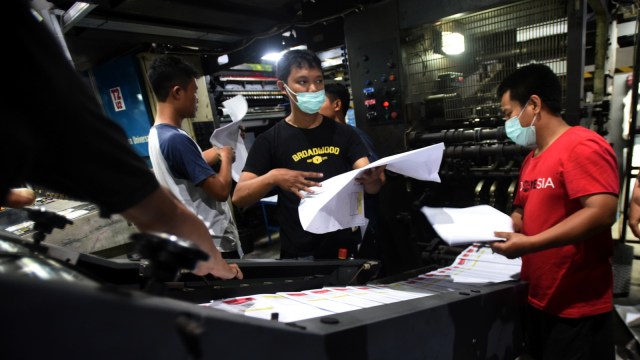 Pekerja memeriksa surat suara saat proses cetak perdana surat suara Pemilu 2019 di Percetakan Adi Perkasa Makassar, Sulawesi Selatan, Minggu (20/1/2019). (Foto: ANTARA FOTO/Yusran Uccang)