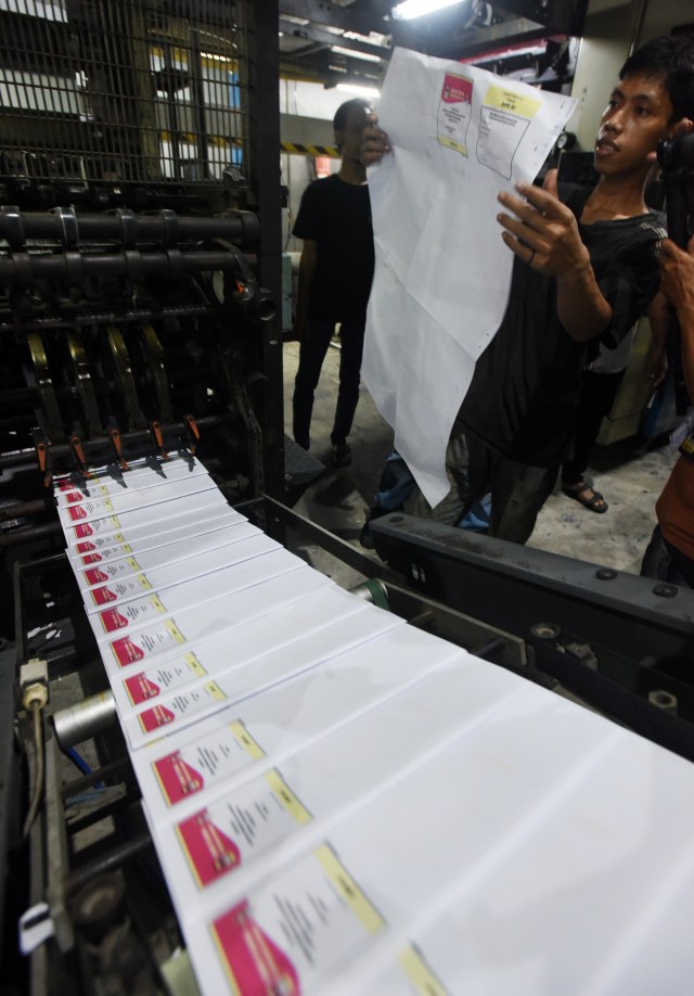 Pekerja memeriksa surat suara saat proses cetak perdana surat suara Pemilu 2019 di Percetakan Adi Perkasa Makassar, Sulawesi Selatan, Minggu (20/1/2019). (Foto: ANTARA FOTO/Yusran Uccang)