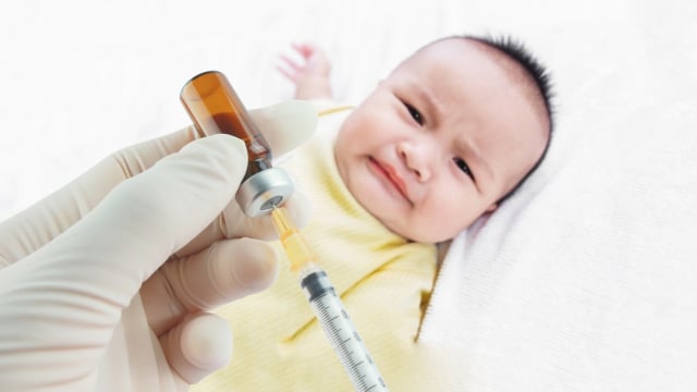 Bayi mendapat imunisasi. Foto: Shutterstock
